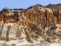 Breite Kuppen und spitze Türmchen im Erosionshang